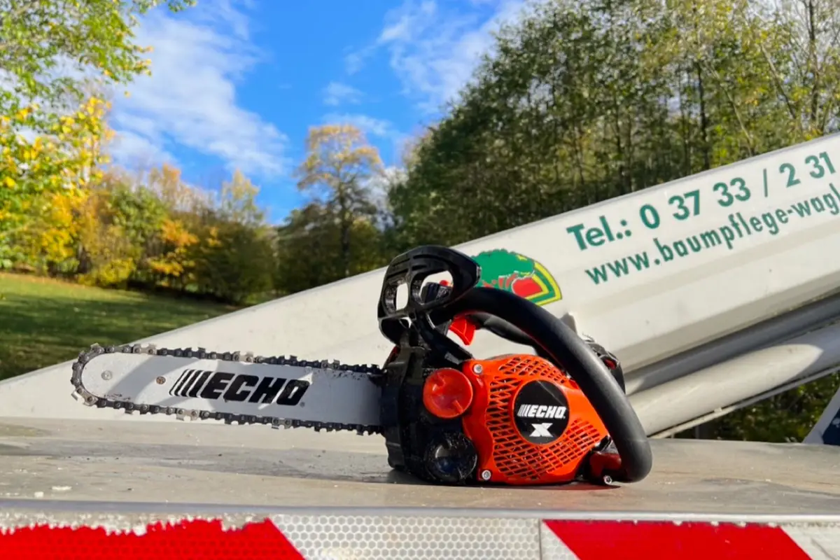 Motors&auml;ge auf dem Fahrzeug