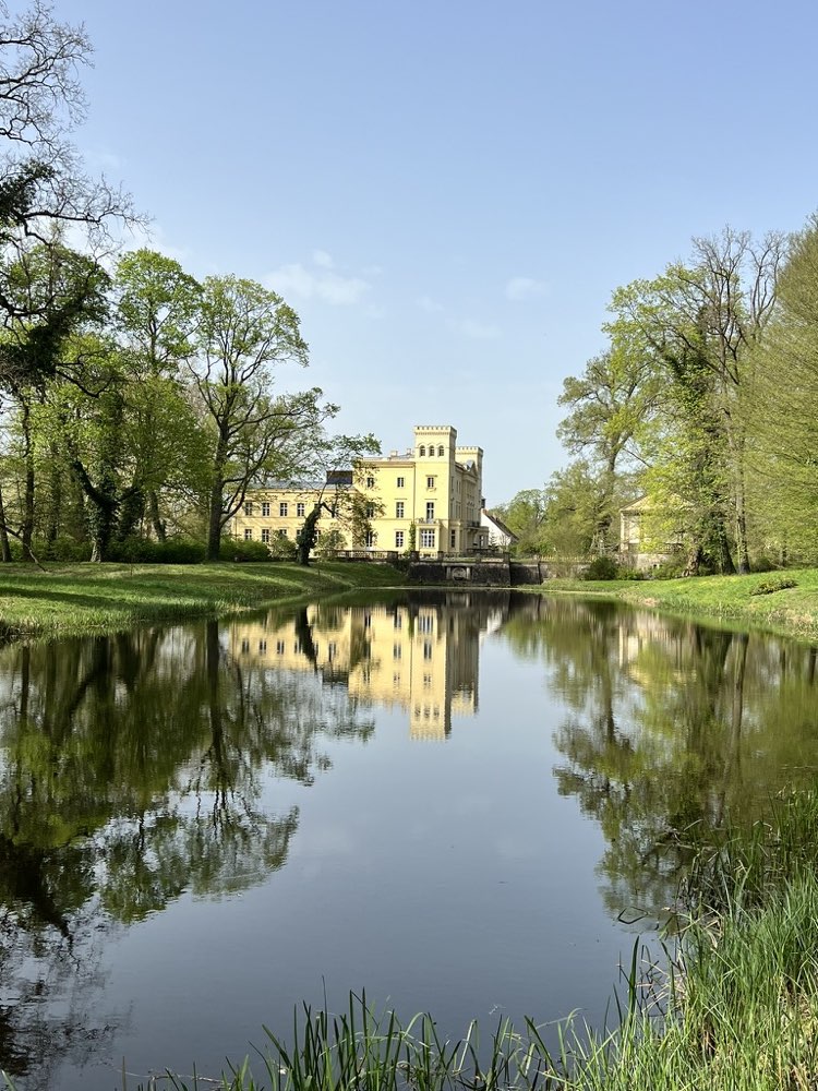 Schlosspark Steinh&ouml;fel mit historischem Baumbestand am Wasser